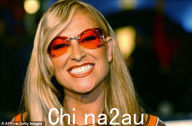 Simon 还被与美国歌手 Anastacia 进行比较,后者因佩戴橙色眼镜而闻名(2002 年拍摄)