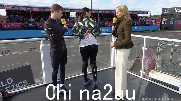 为了让节目更加真实,两位演员都以各自角色的名字奔跑,艾玛则转向展示写在她衬衫背面的 Honey