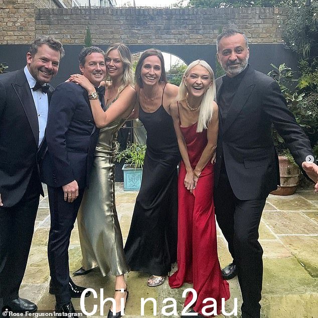 营养师 Rose Ferguson(中,黑色)和化妆师 Zanna Roberts Rassi(右二,红色)也为此次活动穿上了 Victoria Beckham 礼服