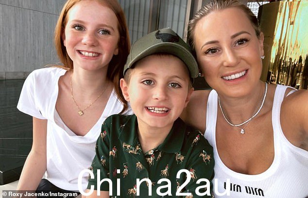她在 Instagram 上分享了一张与孩子 Pixie 和 Hunter 的照片,以庆祝她作为女商人和母亲的双重角色