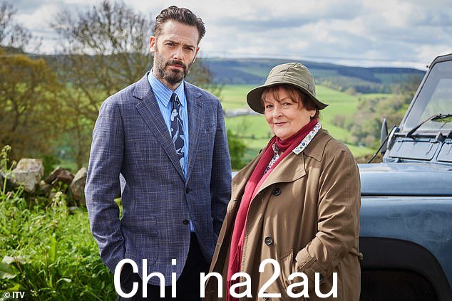 ITV 宣布标志性电视剧《维拉》在 14 年后结束(布伦达·布莱斯与联合主演戴维·莱昂合影)