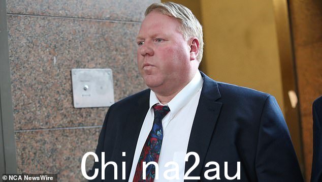 卡车司机杰米·格里森 (Jamie Gleeson),50 岁,(如图)因公交车上数十名学生受伤的事故而面临听证会