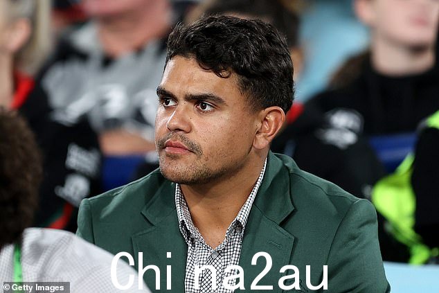 Rabbitohs 队的拉特雷尔·米切尔 (Latrell Mitchell) 在雅高体育场观看南悉尼 Rabbitohs 队与克罗纳拉鲨鱼队 (Cronulla Sharks) 之间的 NRL 第六轮比赛