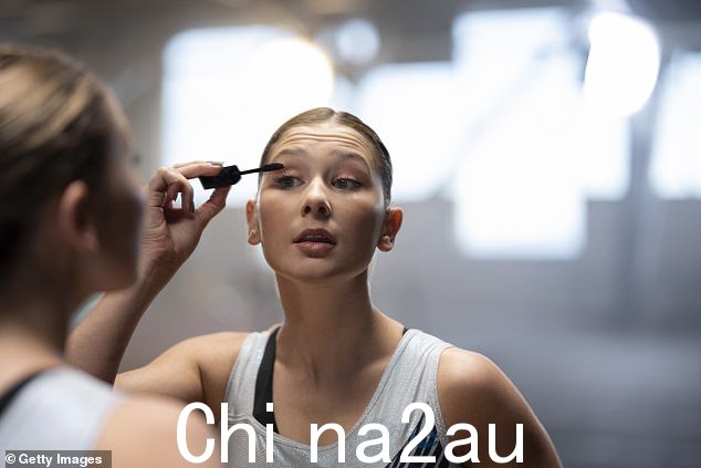 有氧运动时涂抹粉底会减少皮肤油脂含量(从而导致干燥、瘙痒或脱皮)并堵塞毛孔