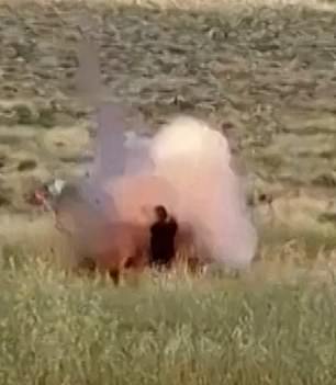 他被爆炸吞没