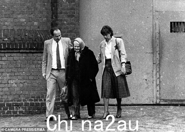 1947 年 7 月,赫斯被转移到柏林的施潘道监狱。图为:伊尔莎在探望丈夫后离开施潘道监狱。她在儿子沃尔夫和他的妻子的陪同下