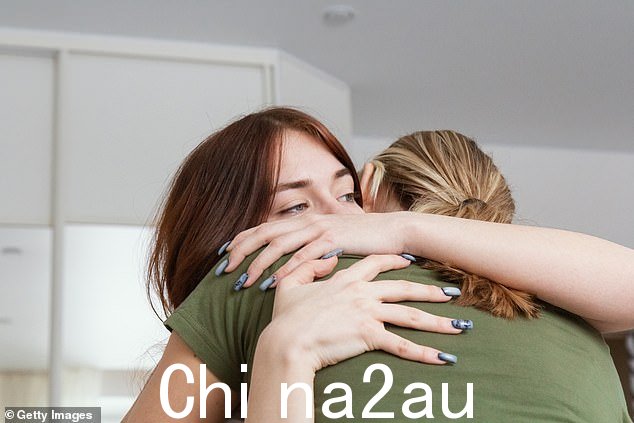 我认为这种行为是由嫉妒和不安全感、有毒情绪助长的,这些情绪使双唇紧闭,呈现出最简单的“干得好”,不可能说,安吉拉·爱泼斯坦写道