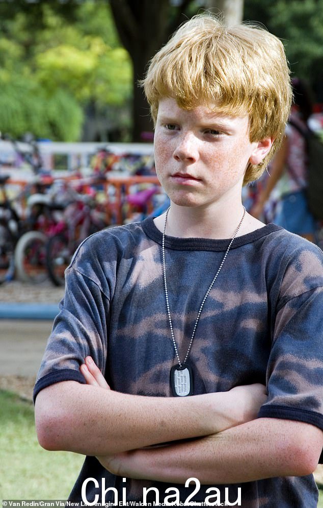 这是 Adam Hicks!他在 2009 年至 2012 年的迪士尼频道连续剧 Zeke and Luther 中扮演 Luther,在 2006 年家庭喜剧电影 How To Eat Fried Worms(如图)中扮演 Joe”课程=