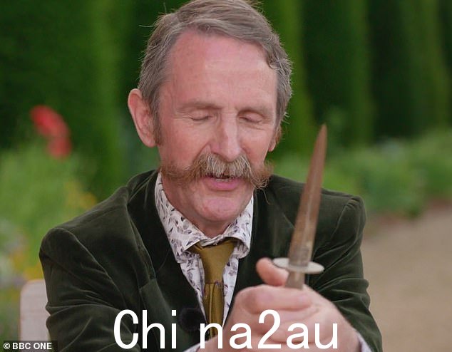 专家罗伯特·蒂尔尼 (Robert Tilney) 表示,在给予它 5,000 英镑的估价之前,这件“美妙、美妙的东西”让我“非常开心”,是“仅有的几千件”之一” class=
