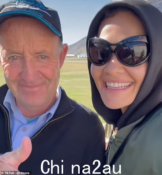 Rita 随后感谢了她的新西兰导游和直升机飞行员,他微笑着竖起了大拇指