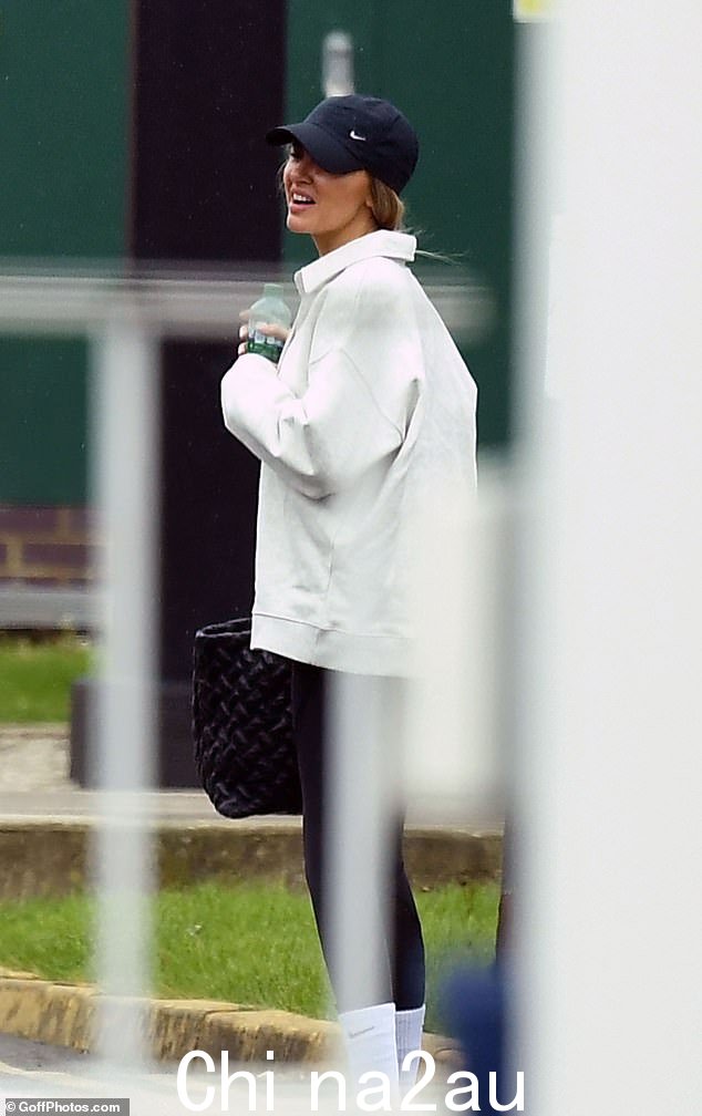 Nadine 在忙碌的一天之前选择了舒适的服装,她穿着超大号白色运动衫和黑色运动紧身裤走出车外