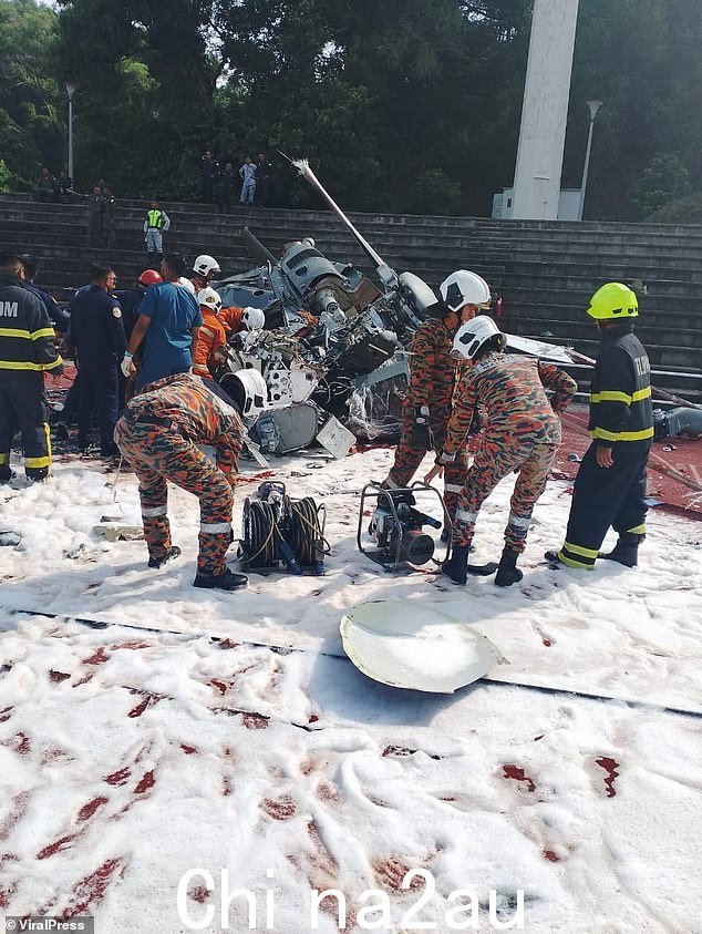 今天早上马来西亚两架军用直升机在空中相撞,坠毁并造成至少 10 人死亡