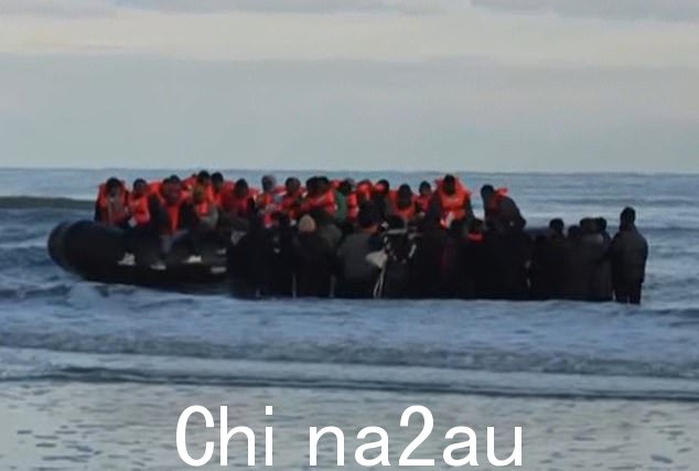 今天早上在加来的一艘充气小艇上看到了数十名移民