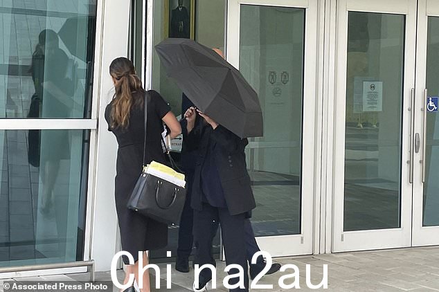 这位哥伦比亚设计师的包包被布兰妮·斯皮尔斯 (Britney Spears) 等名人以及电视剧《欲望都市》的演员们购买,他被判处在联邦监狱服刑 18 个月