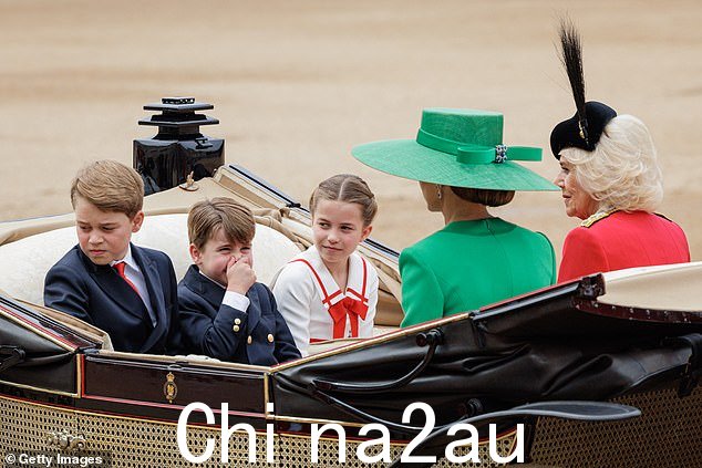 当他与兄弟姐妹和母亲一起乘坐马车旅行时,路易斯捂着鼻子,可能是为了避开许多军用坐骑的马粪气味