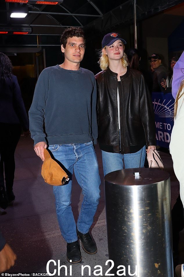 艾丽·范宁 (Elle Fanning) 与男友格斯·温纳 (Gus Wenner) 一起观看比赛,选择了黑色夹克搭配白色上衣和蓝色牛仔裤