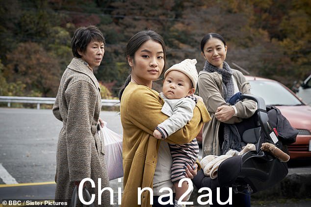 从音乐中断中回归,这位女演员(见中间)在 2019 年 BBC 犯罪剧集《Giri/Hagi》中获得了一个角色
