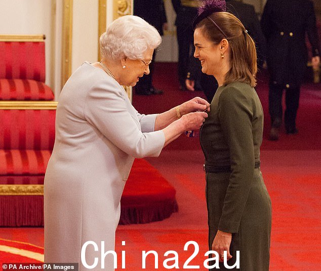 女王于 2016 年 11 月在白金汉宫举行的仪式上授予萨曼莎·科恩皇家维多利亚骑士勋章,以此向她致敬