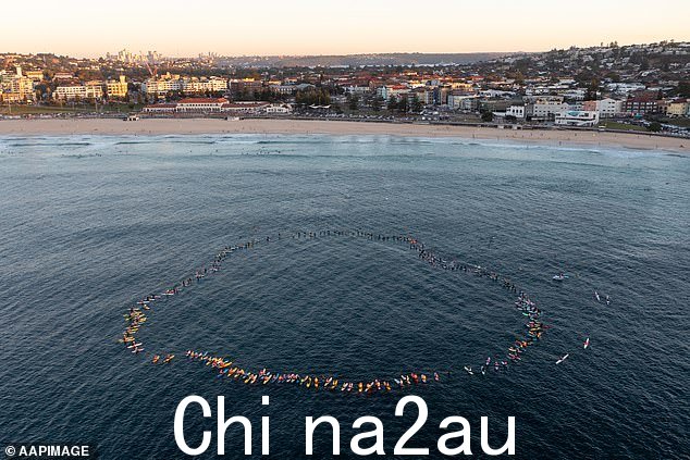 冲浪者团结一致,向当地社区失去的人们致敬(如图)