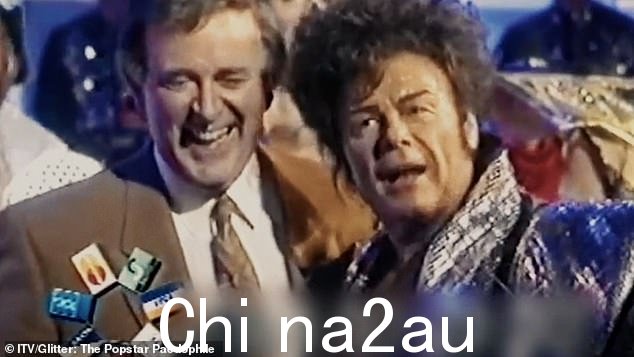 主持人特里·沃根 (Terry Wogan) 爵士在 1994 年 11 月的 BBC 贫困儿童之夜期间向加里·格利特 (Gary Glitter) 提出了他所说的“致敬”” class=