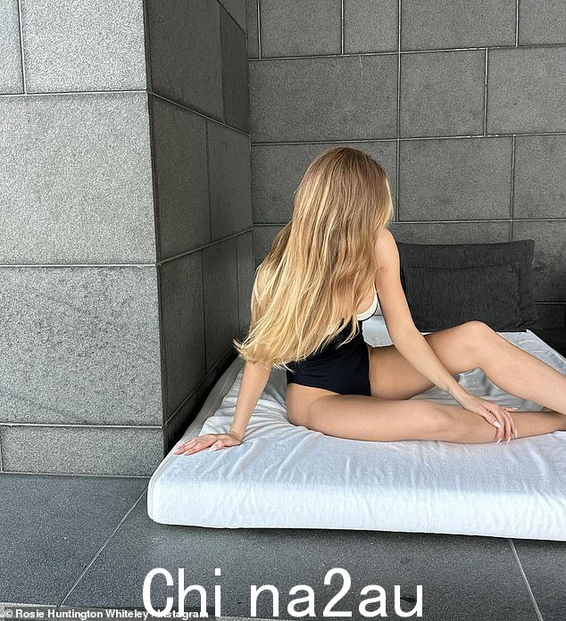 Rosie 的蜂蜜金发从肩膀上垂下来