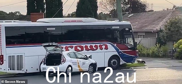 周二下午,一名老年 L 牌车在墨尔本东南部的一个十字路口从侧面撞上了一辆校车(如图)
