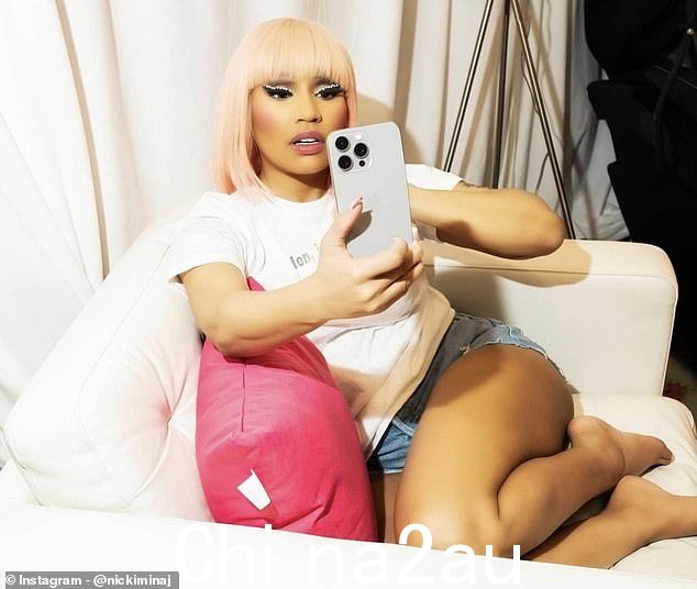 Nicki(周五拍摄)目前正在进行她的第四次 Pink Friday 2 世界巡演,该巡演于 3 月 1 日在加利福尼亚州拉开帷幕,并将于 7 月 14 日在比利时结束