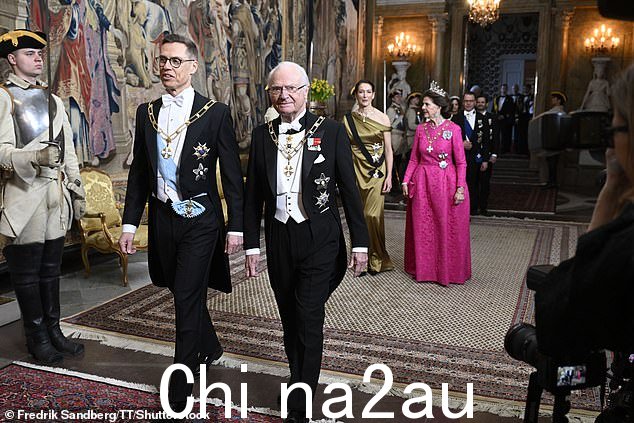 77 岁的王室成员和他 80 岁的妻子西尔维娅王后一起迎接亚历山大总统和苏珊娜·英尼斯-斯塔布
