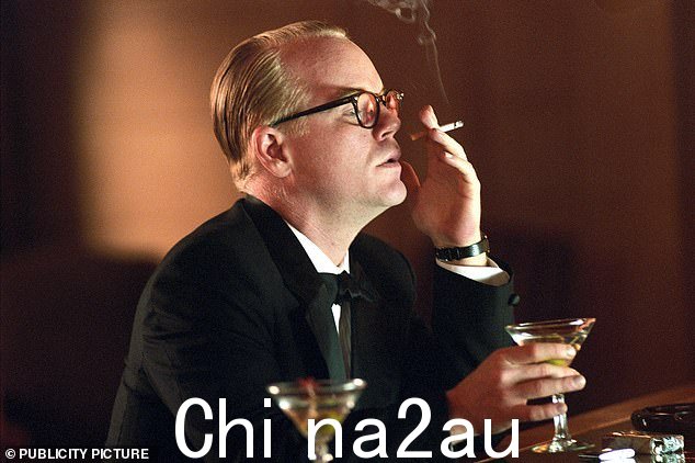霍夫曼广受好评的表演包括《卡波特》(2005)(他因此获得奥斯卡金像奖)、《怀疑》(2008) 和《大师》(2012);在《卡波特》剧照中可见