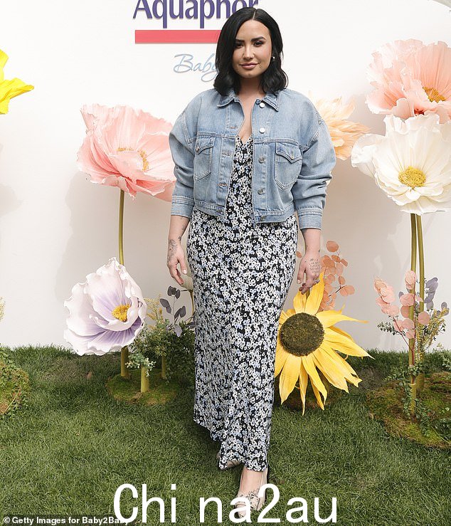 黛米·洛瓦托 (Demi Lovato) 身穿花卉图案连衣裙,长及脚踝,尽显别致风采