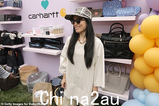 Ali Wong 穿着一件超大号米色衬衫和一条棕褐色裤子外出郊游