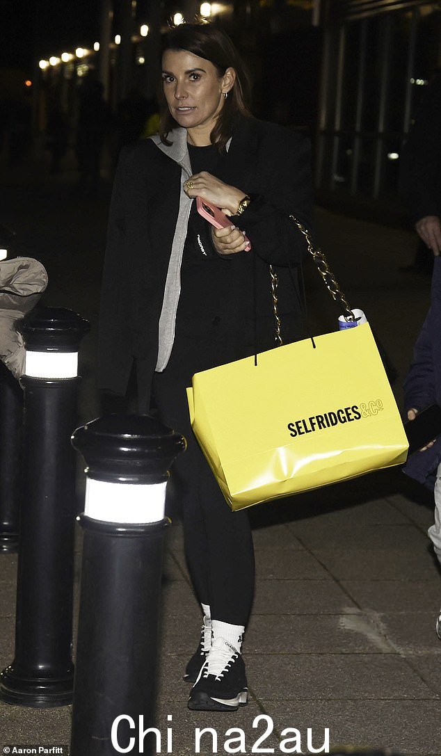 她显然很享受这次购物之旅,因为她带着一个黄色的 Selfridges 大包离开了