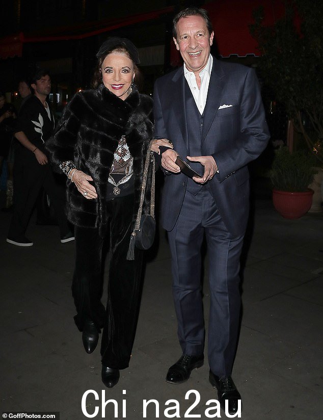 周二晚上,90 岁的琼·柯林斯 (Joan Collins) 在苏活区的布罗德威克 (Broadwick) 身着黑色毛皮斗篷,倚在 59 岁丈夫珀西·吉布森 (Percy Gibson) 的手臂上,看起来很漂亮