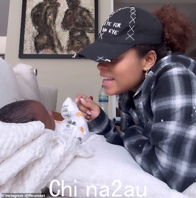 她分享了一段自己玩婴儿 Nova 脚的视频,她与她的法国时装设计师丈夫 Marcel Badiane-Robin 分享了这个视频,35 岁