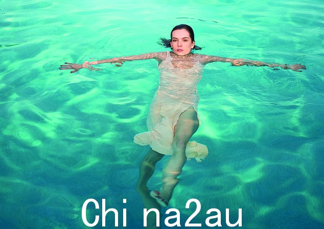 不对称连衣裙,190 英镑