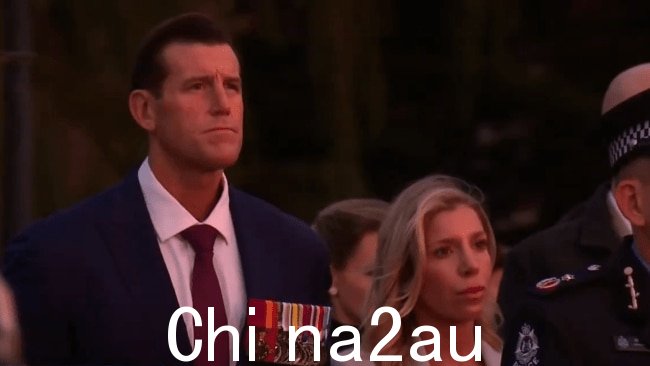 Ben Roberts-Smith 与女友 Sarah Matulin 一起参加珀斯国王公园的黎明仪式。图片:9News
