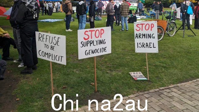 学生们准备露营时,标牌和帐篷已经搭建起来。图片:巴勒斯坦工会主义者