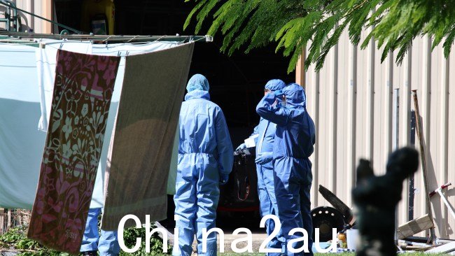 在布拉姆斯顿法院的一处房产进行取证一名男子被发现死亡,一名女子严重受伤后的检查 图片:David Clark