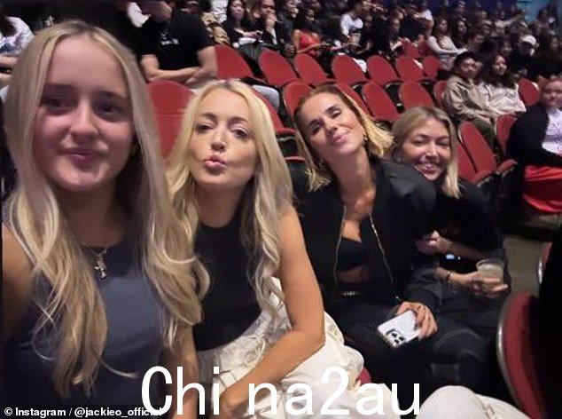 两人最近建立了新的友谊,并在 Instagram 上分享了几张照片,当时他们带着 Jackie 的女儿 Kitty(左)去悉尼参加 SZA 音乐会。所有照片均与 Milly Gattegno 合影。 blkBorder img-share