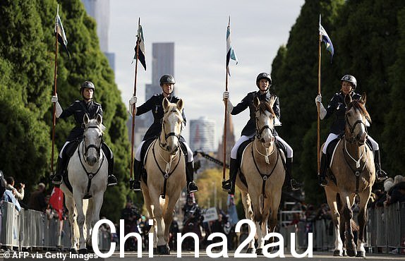 2024 年 4 月 25 日在墨尔本举行的 ANZAC(澳大利亚和新西兰陆军军团)日,男女军人游行至纪念神殿,悼念在战争中阵亡的士兵。(摄影:Martin KEEP / 法新社)(摄影:马丁·凯普/法新社,来自盖蒂图片社)