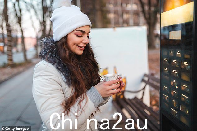 咖啡自动售货机会提供牛奶、咖啡颗粒,有时还会提供糖和糖浆,这些小虫子会在产品端上来之前吸引到产品中