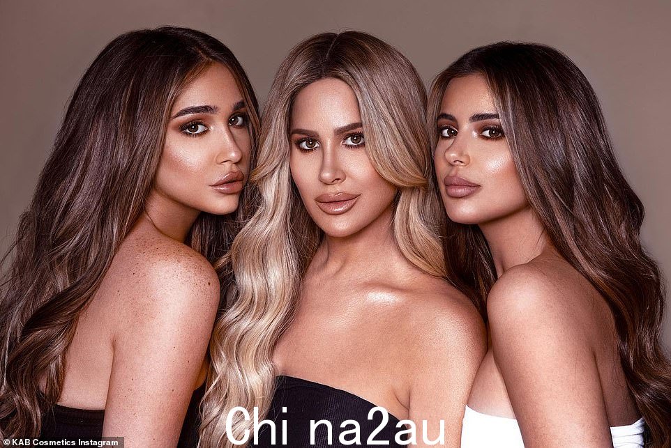 Brielle,最右边,妈妈 Kim 在中间,Arianna 最左边为 KAB