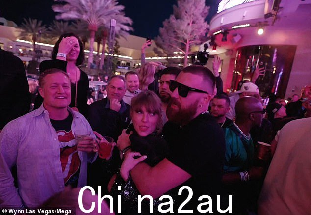 酋长队赢得超级碗冠军后,她很高兴在维加斯的 XS 夜总会与特拉维斯一起跳舞一整夜 - 手拿玻璃杯
