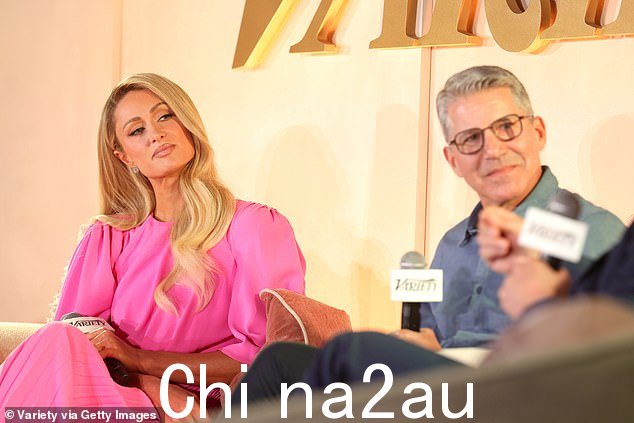 希尔顿完美无瑕的肤色焕发着阳光亲吻般的光泽,霜粉色唇彩和闪亮的棕色眼影更添光彩