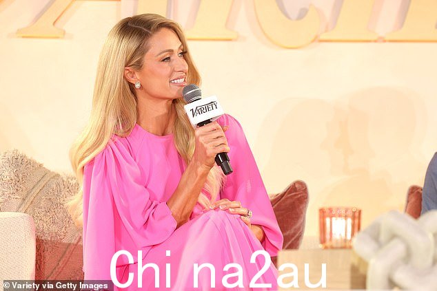 在演示过程中,希尔顿透露,她已签约制作一部严厉的新纪录片系列,讲述 2000 年至 2010 年间“让包括她自己在内的九位著名女性失望的性别歧视、剥削文化”