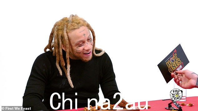 '此外,泰勒是一位圣人,对我很好,特拉维斯是我的兄弟,'而 Trippie Redd 开玩笑说,'当你在的时候亲吻她的脚'