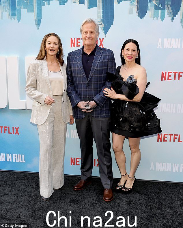 莱恩和刘都与他们的主要搭档杰夫丹尼尔斯合影了几次,杰夫丹尼尔斯在 Netflix 系列中饰演亚特兰大房地产大亨查理克罗克