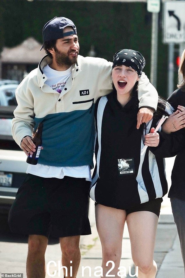 Billie 出现在 Alex 最近的 Coachella 音乐节帖子中的照片中