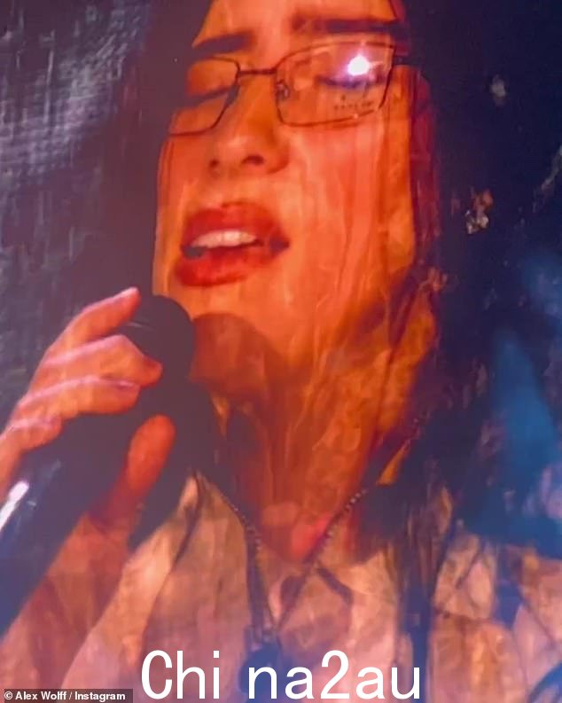 他还捕捉到了她与头条新闻 Lana Del Rey 的表演片段