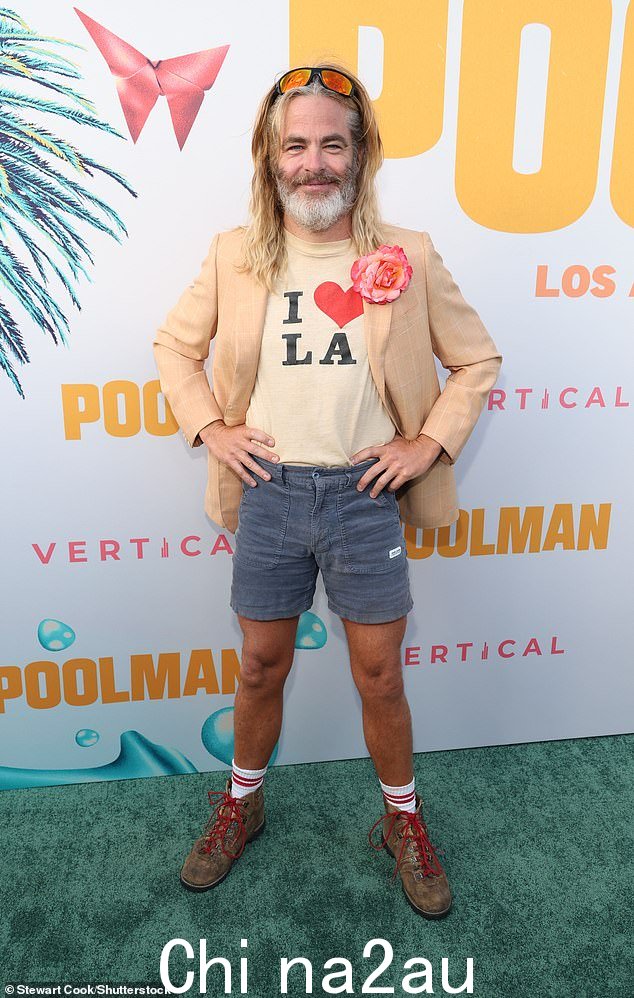 克里斯·派恩 (Chris Pine) 在其导演处女作《普尔曼》(Poolman) 的洛杉矶首映式上演绎了他的角色达伦·巴伦曼 (Darren Barrenman)。